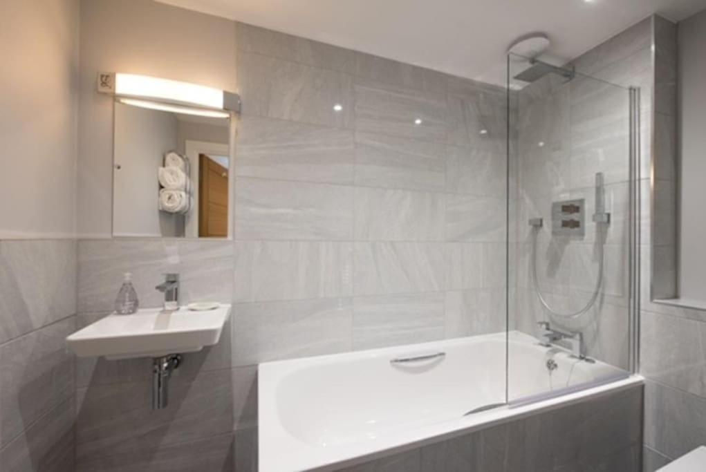 Beautiful, Spacious 1 Bed Flat Брентвуд Экстерьер фото