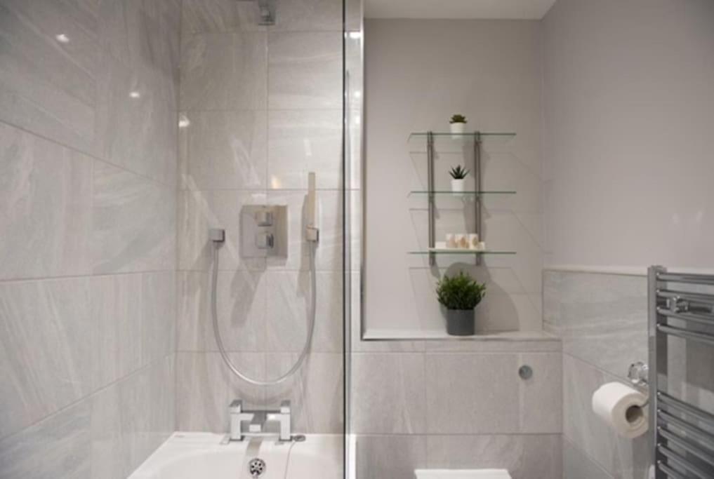 Beautiful, Spacious 1 Bed Flat Брентвуд Экстерьер фото