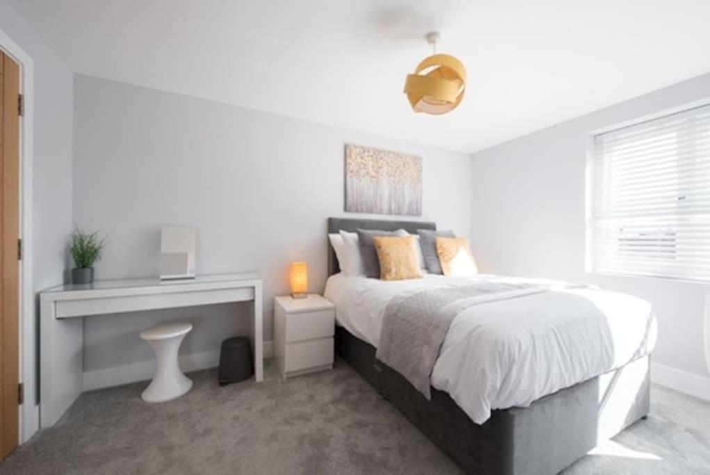 Beautiful, Spacious 1 Bed Flat Брентвуд Экстерьер фото