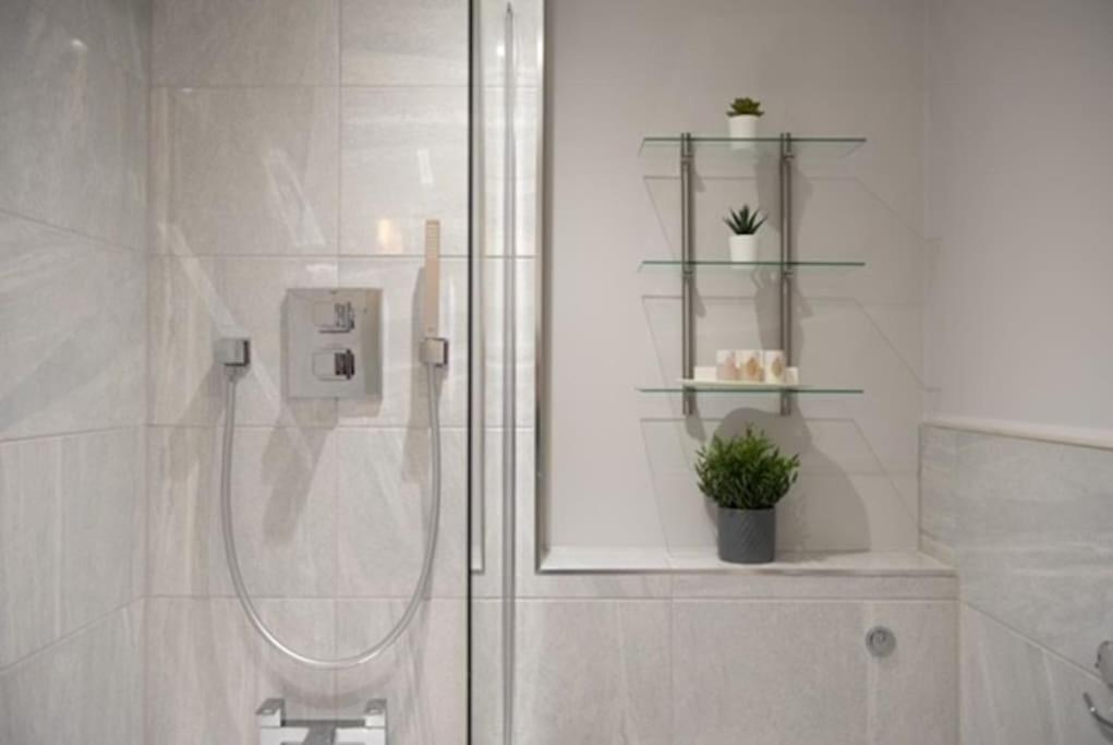 Beautiful, Spacious 1 Bed Flat Брентвуд Экстерьер фото
