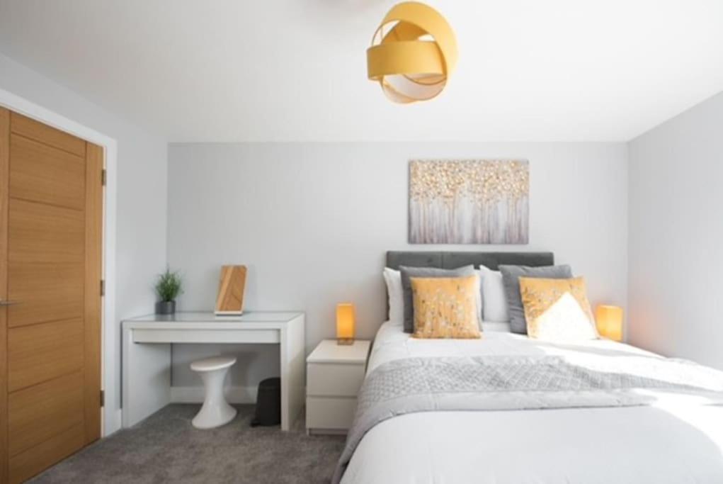 Beautiful, Spacious 1 Bed Flat Брентвуд Экстерьер фото